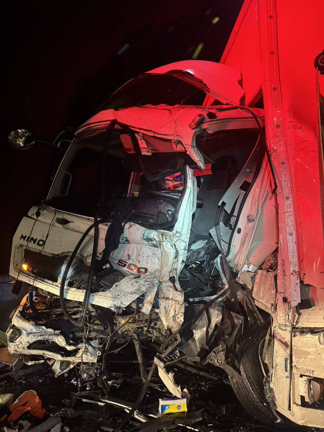 郭男當時駕駛大貨車沿台2線由宜蘭往基隆方向行駛，行經水湳洞漁港、樂利橋間時，車輛突然偏移中線侵入對向車道。對向行駛而來的聯結車避讓不及，2車正面對撞。