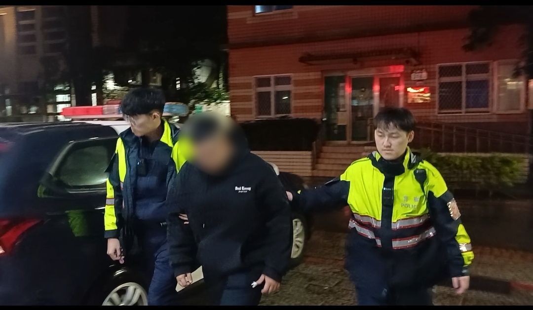 淡水警方逮捕涉案的22歲江姓男子。