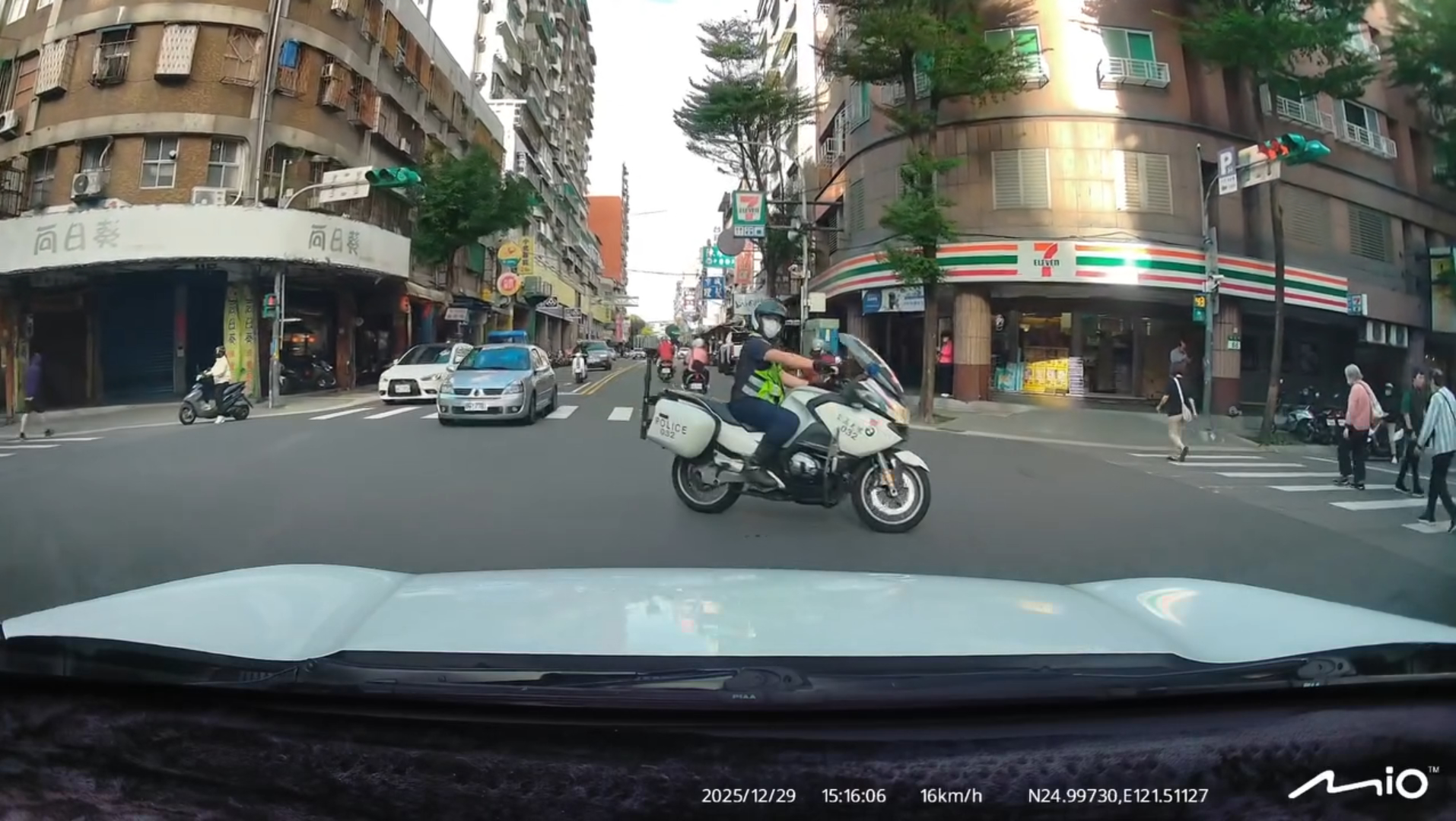 中和分局交通分隊39歲許姓警員，騎乘大型重型警用機車準備前往處理交通事故。行經中和區安平路準備左轉宜安路時，未禮讓對向直行的白色轎車，導致對方駕駛緊急按鳴喇叭示警。