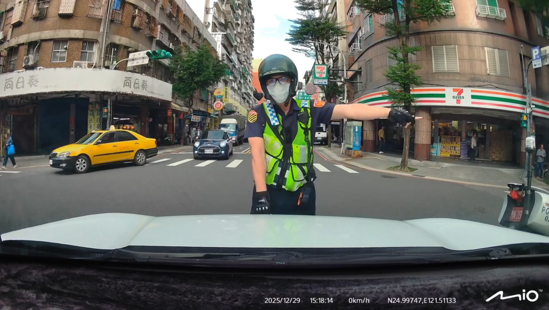中和分局交通分隊39歲許姓警員，騎乘大型重型警用機車準備前往處理交通事故。行經中和區安平路準備左轉宜安路時，未禮讓對向直行的白色轎車，導致對方駕駛緊急按鳴喇叭示警。（畫面翻攝自Threads@tony080469）