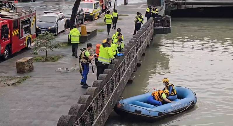 護人員初步巡視田寮河喜豬橋段未發現人影,遂改以橡皮艇沿河道往下游搜索。
