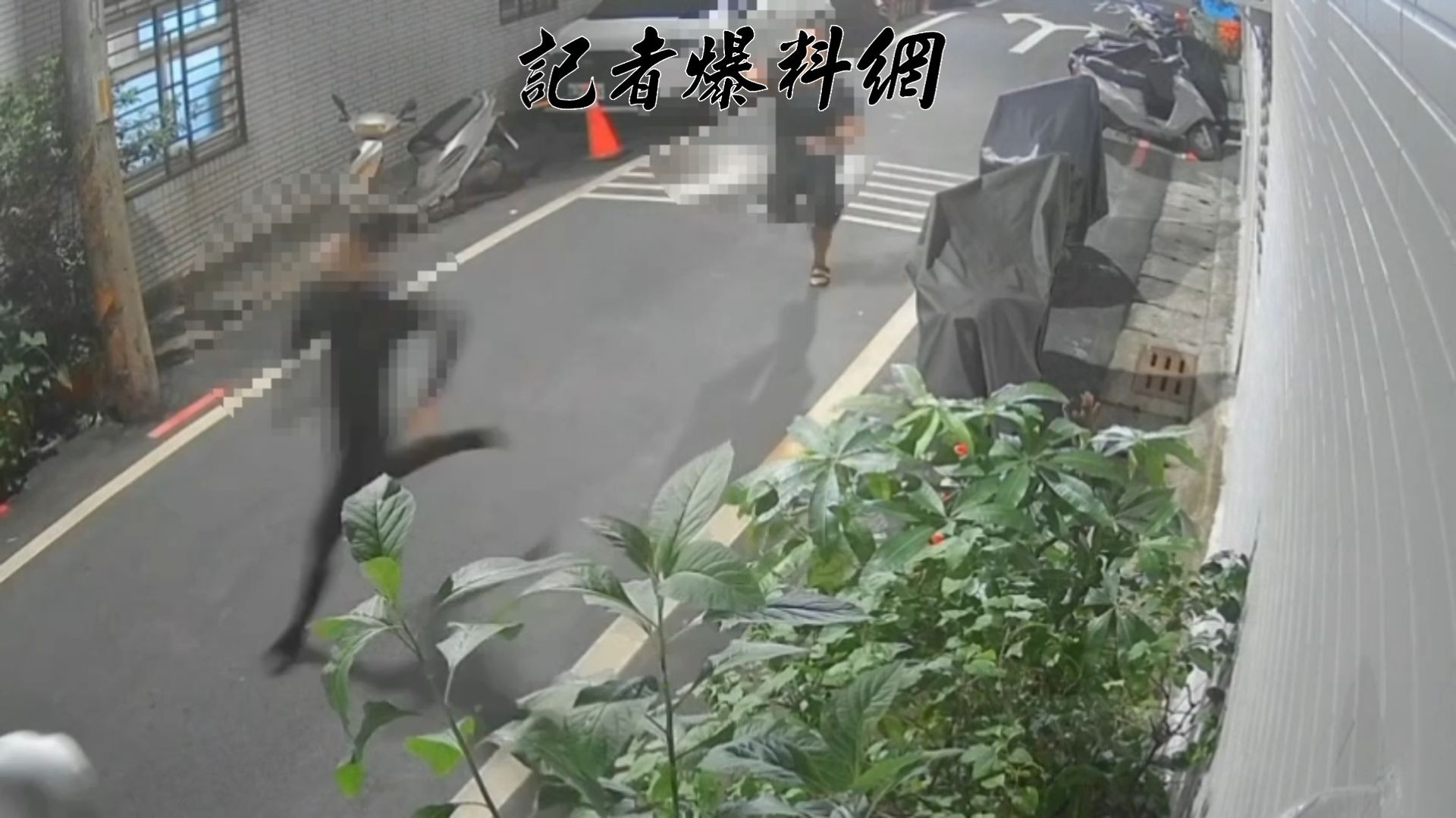 彭男預謀性侵女鄰居失敗,連鞋子都顧不得穿,僅穿著襪子在巷弄內狂奔逃逸。