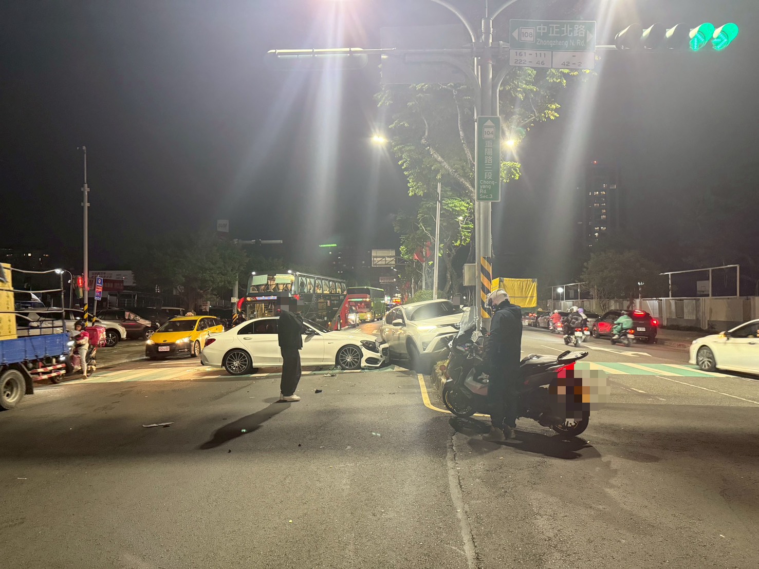 肇事黃姓男子堅決拒絕接受採檢，警方多次告知相關權利及拒測的法律後果，黃男仍不願配合。