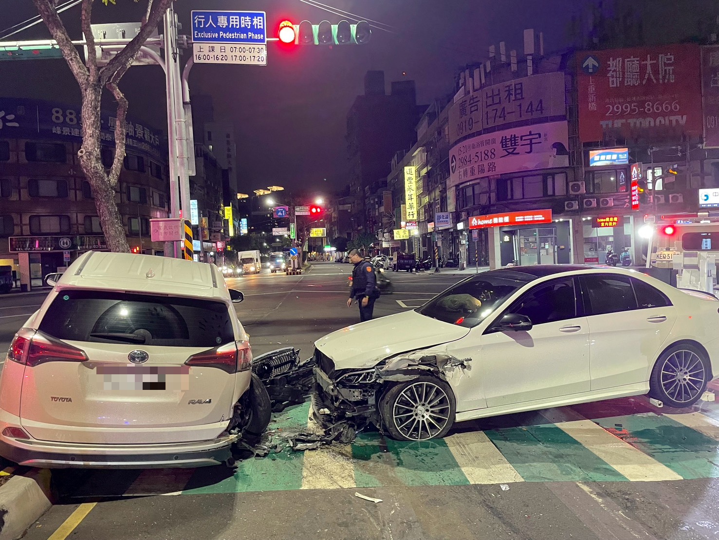 27歲黃姓男子駕駛白色賓士車，車輛疑似突然失控暴衝，猛烈追撞前方正在待轉的豐田休旅車，導致對方車輛被推上分隔島。