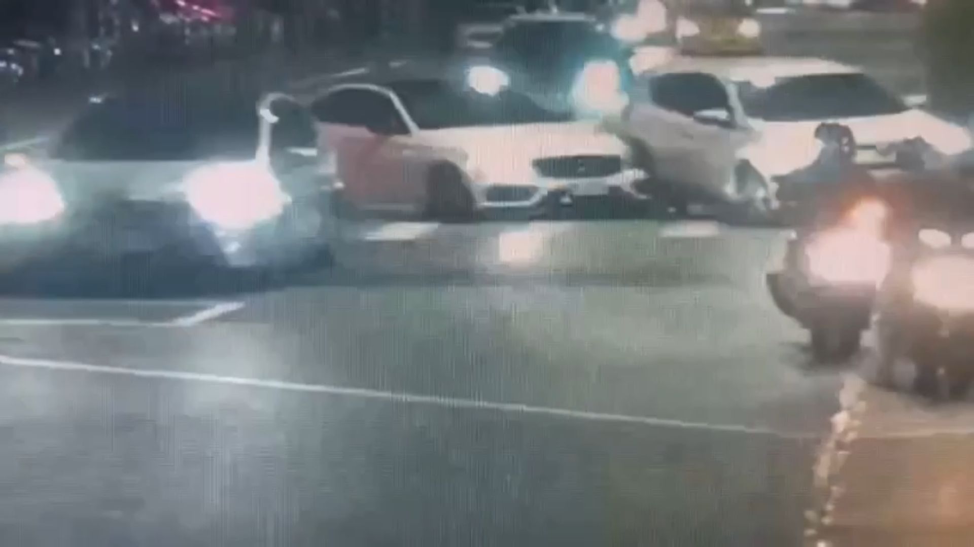 新北市三重區重陽路三段、中正北路口，昨（2）日晚間22時許發生1起驚悚車禍。