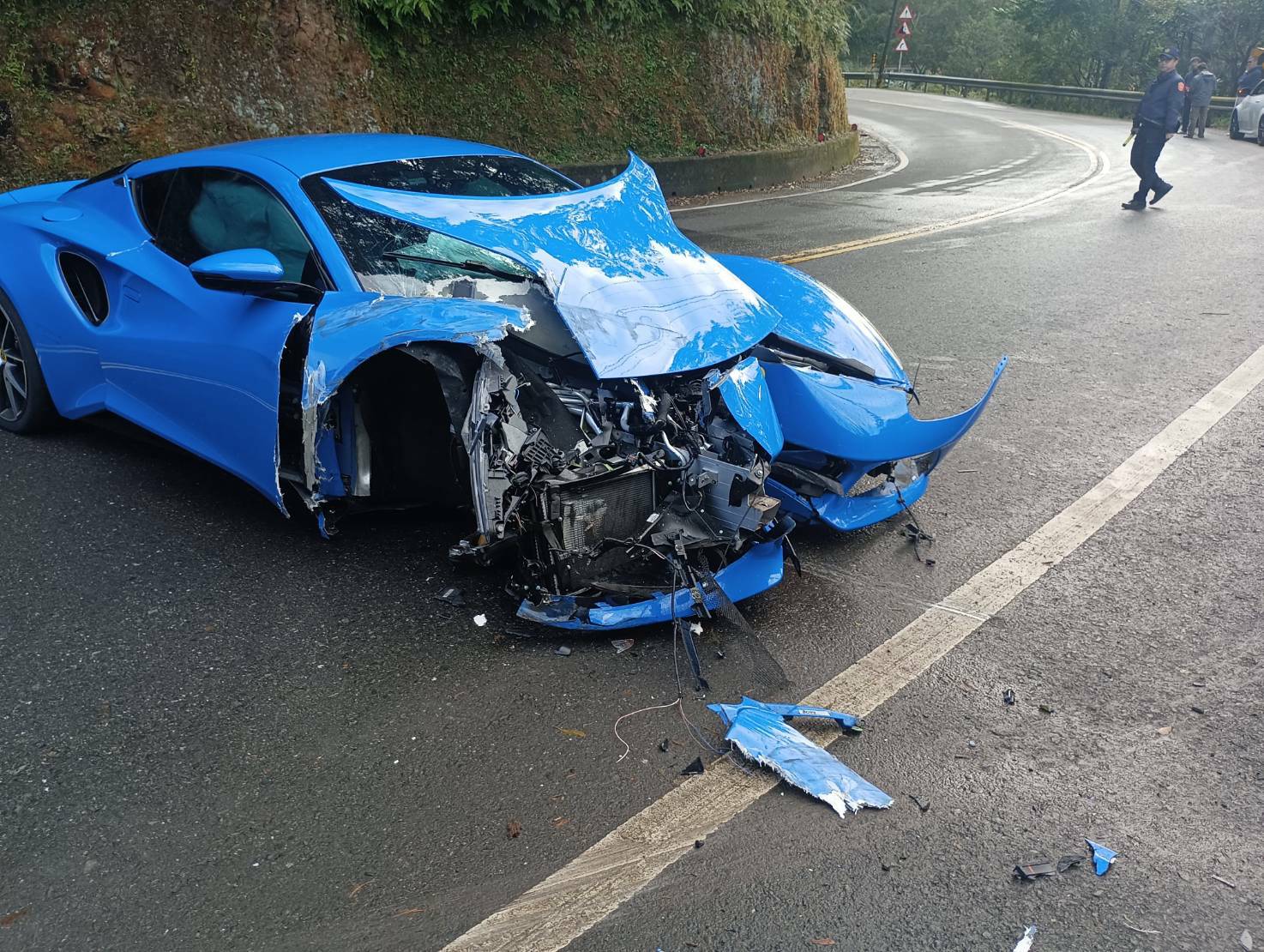 新北市坪林區北宜公路今（3）日上午8時許傳出1起超跑自撞意外。