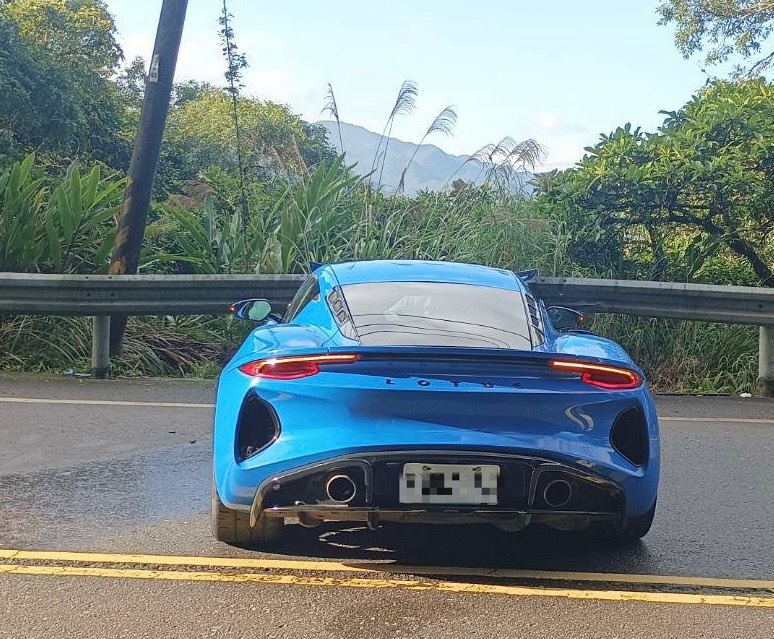 該部自撞的藍色雙門跑車，經查為Lotus Emira，擁有365匹強勁馬力，是深受車迷喜愛的熱血車款。