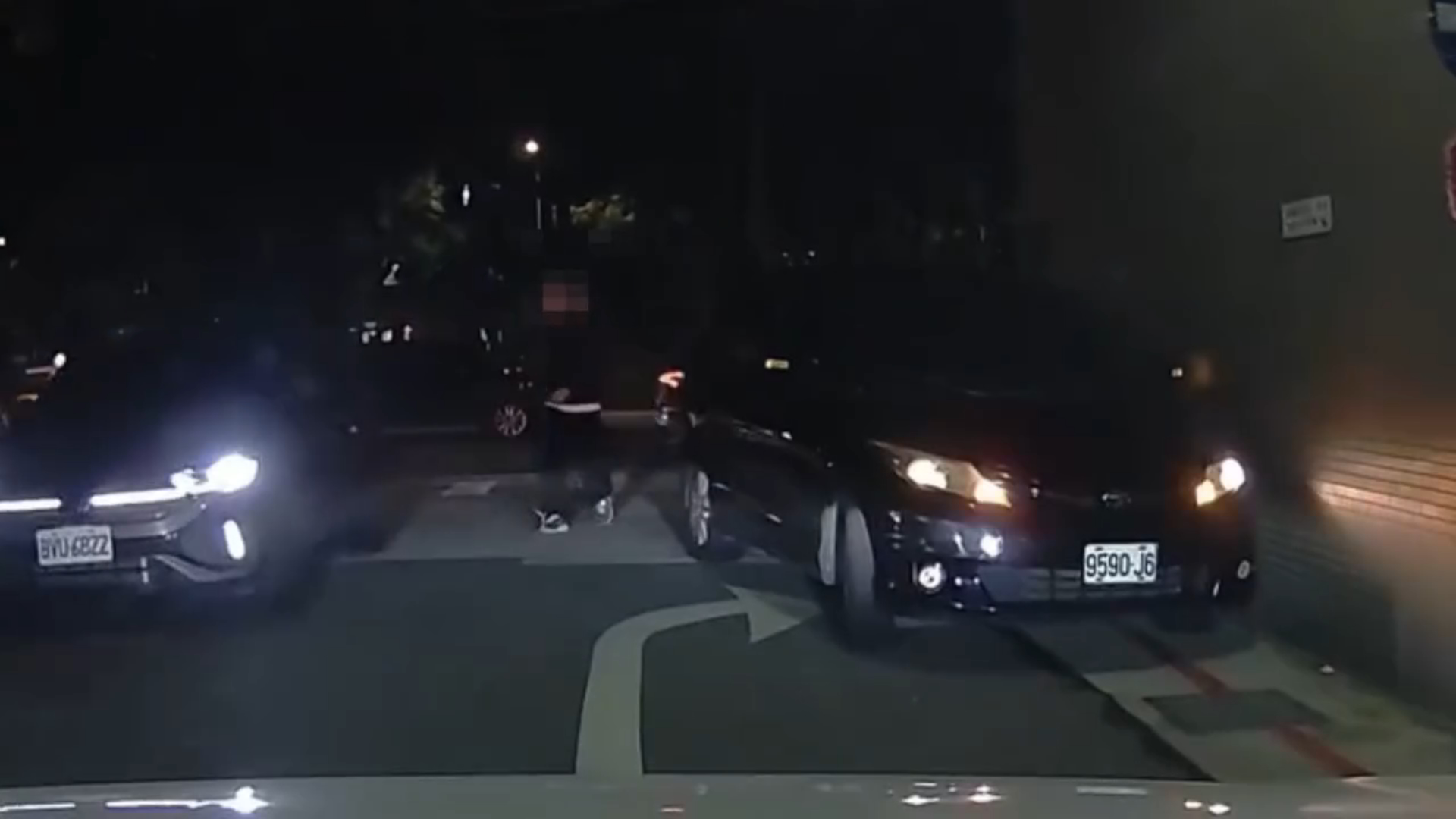 邱毅座車為了圖方便，從仁愛路轉進31巷後，竟然完全不顧行車動線，直接橫切至左側逆向行駛，隨後貼著建築物牆壁停在路口紅線區。