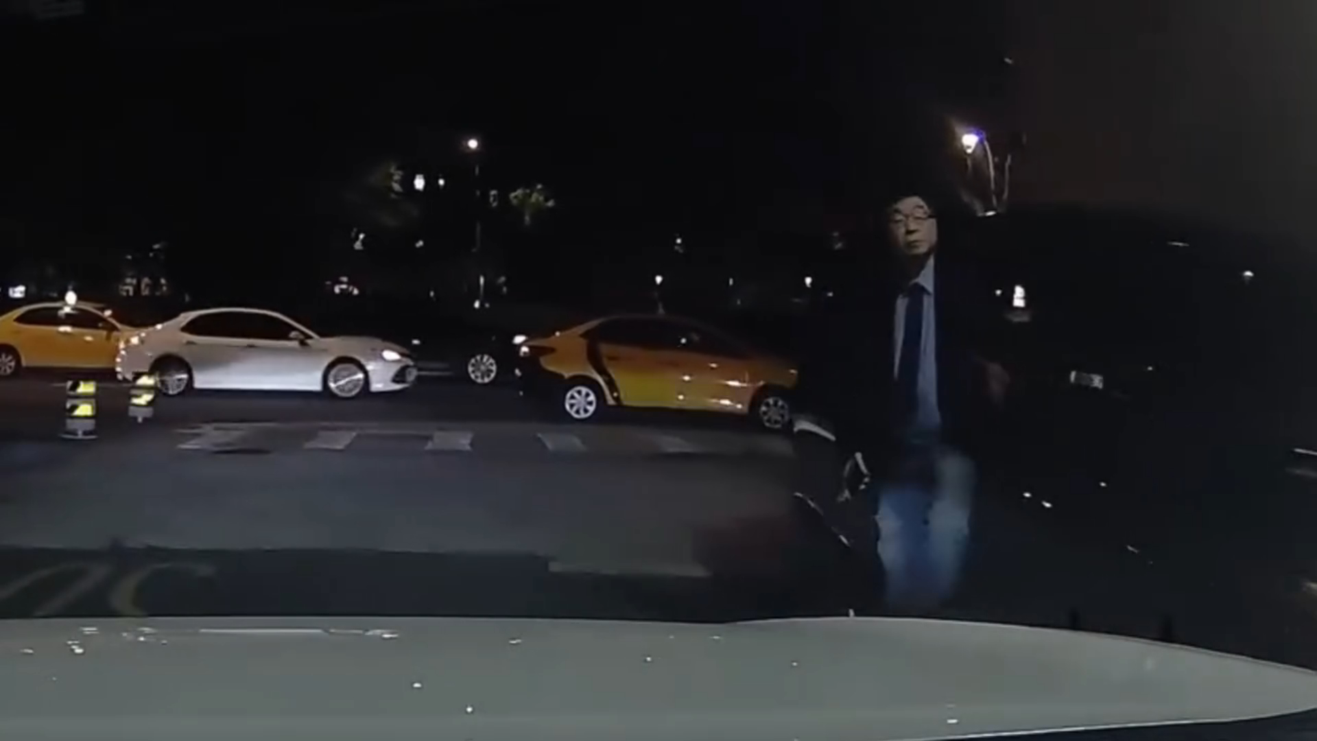 邱毅隨後在眾目睽睽之下，從容地從後座下車步行離去，完全無視被擋死在前方的車輛。