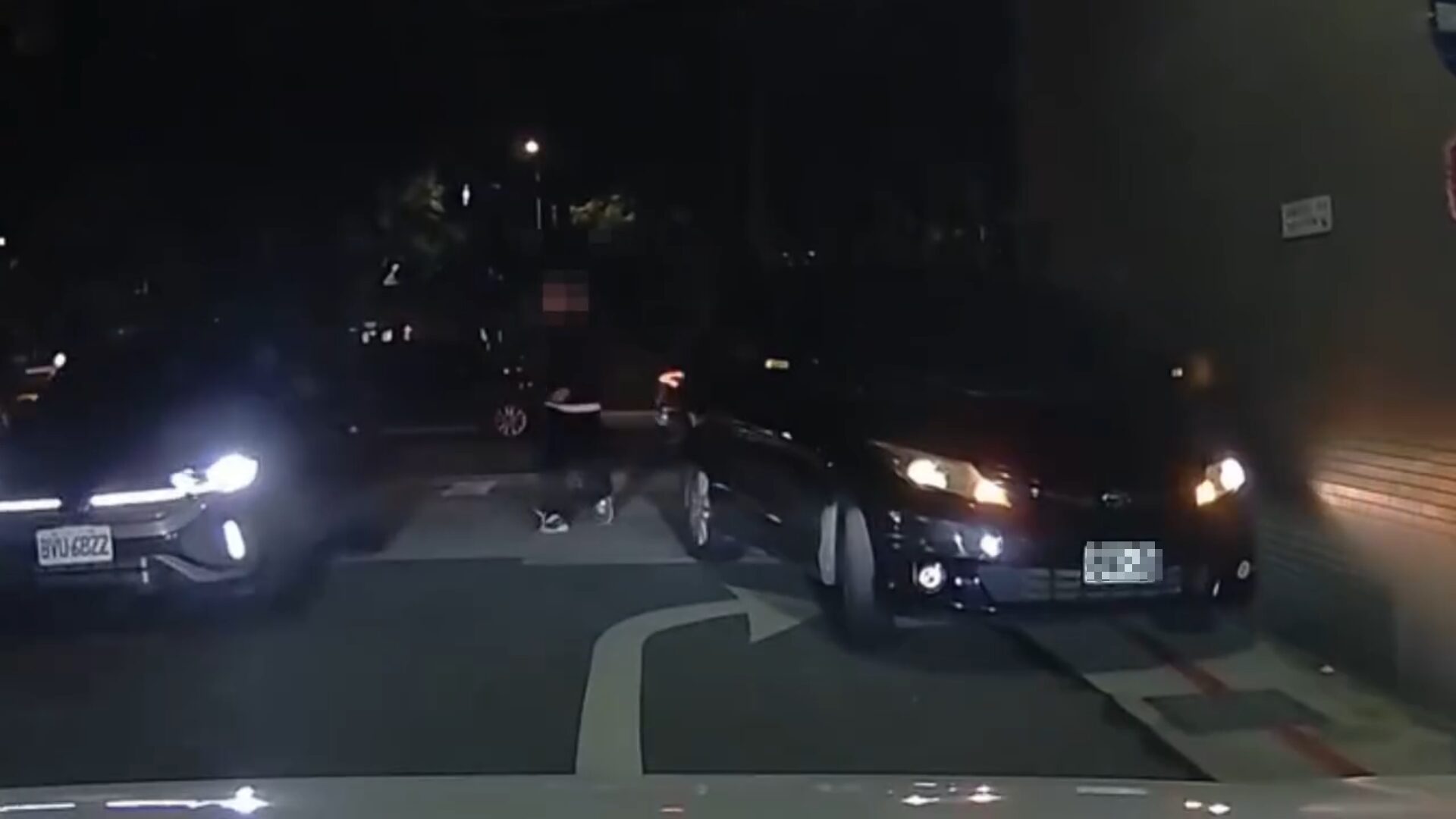 邱毅座車為了圖方便，從仁愛路轉進31巷後，竟然完全不顧行車動線，直接橫切至左側逆向行駛，隨後貼著建築物牆壁停在路口紅線區。