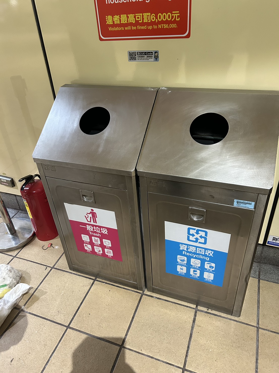 1名15歲少年涉嫌點燃衛生紙後丟進捷運站內垃圾桶，引發悶燒後逃逸。