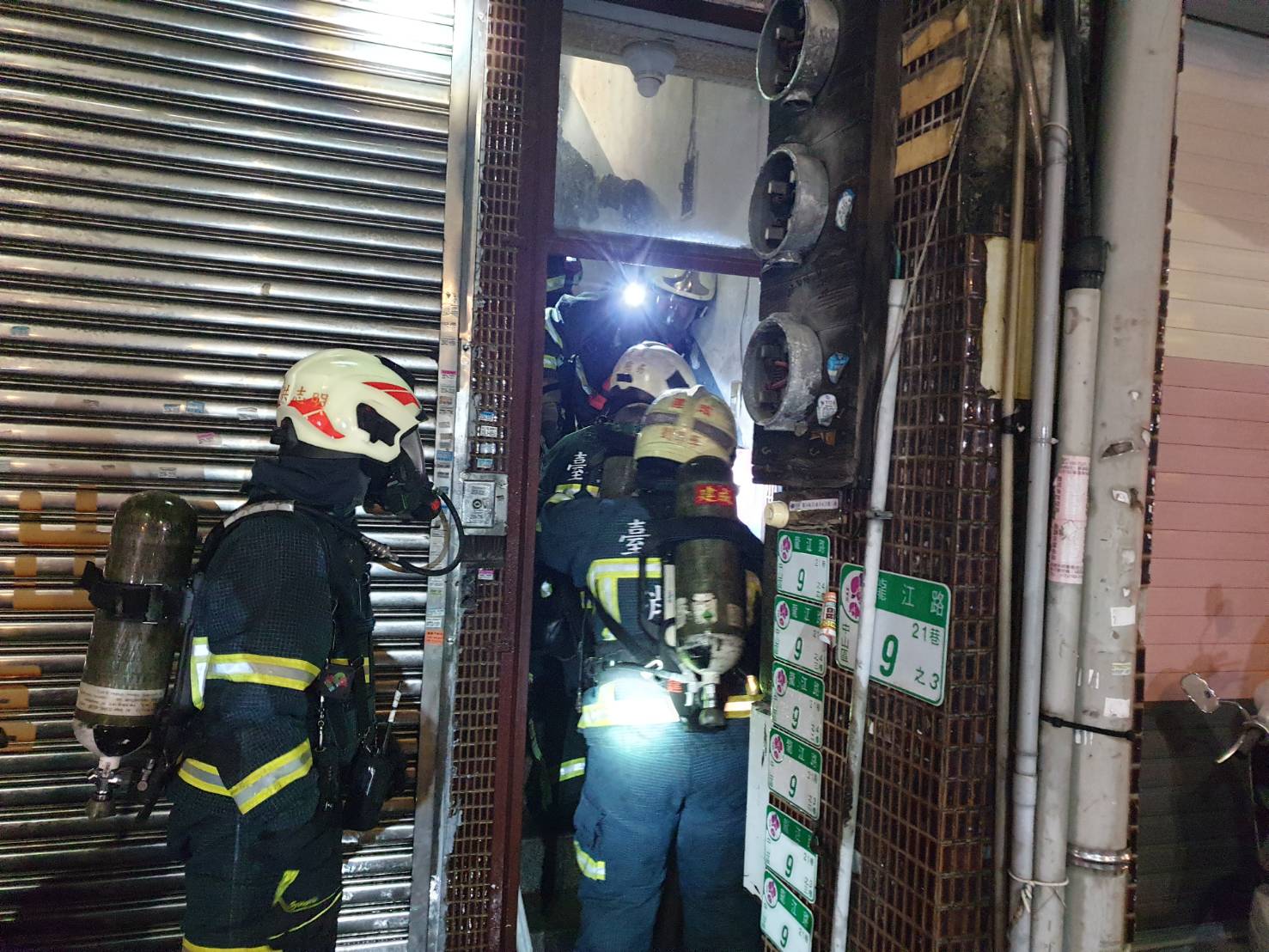 北市消防局獲報後立即派遣35輛消防車、5輛救護車，共計94名消防人員前往搶救。