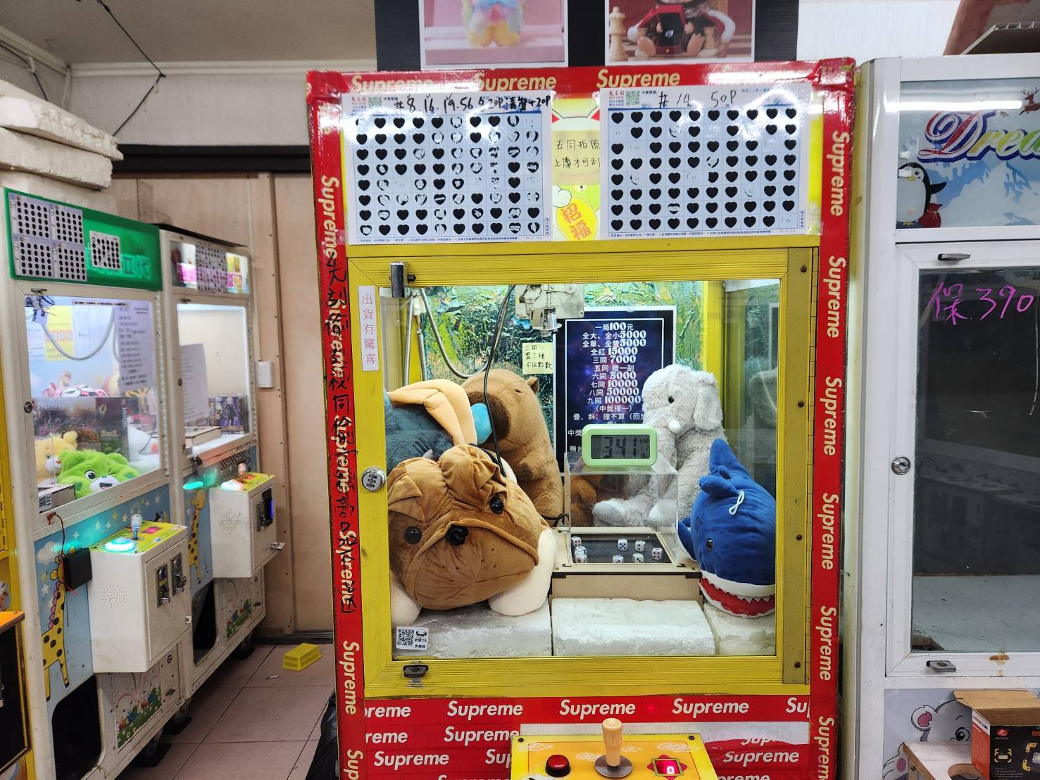 董男經營娃娃機店遭人檢舉「掛羊頭賣狗肉」，內部機台經改裝後，以骰子跳動組成花型來決定賠率供人對賭。