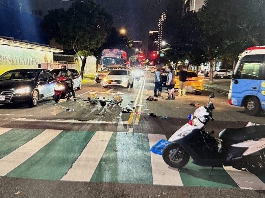 林姓騎士遭撞後噴飛倒地,因頭部重創當場陷入昏迷,目前仍在加護病房搶救中。