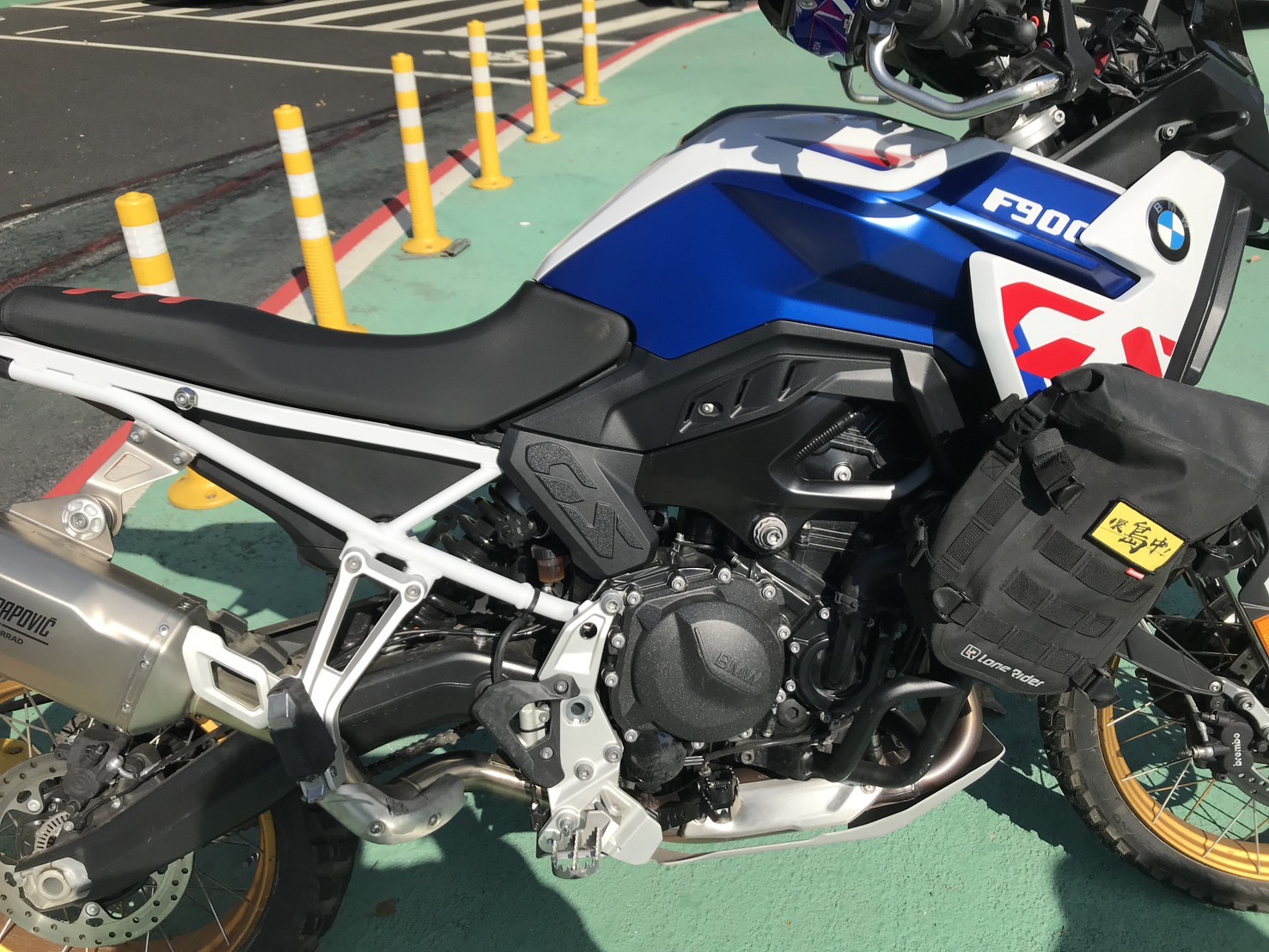 江男騎乘的BMW F900R，新車要價約新台幣50萬元起。