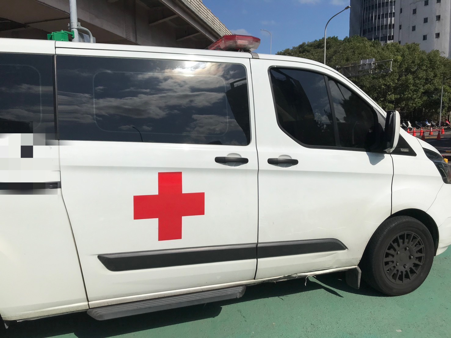 38歲丁姓男子駕駛的民間救護車，已開啟警示燈及警鳴器，準備前往臨沂街一帶執行載運患者任務，正沿基隆路四段西往東方向行駛，卻遭江南騎乘的BMW紅牌重機撞上。