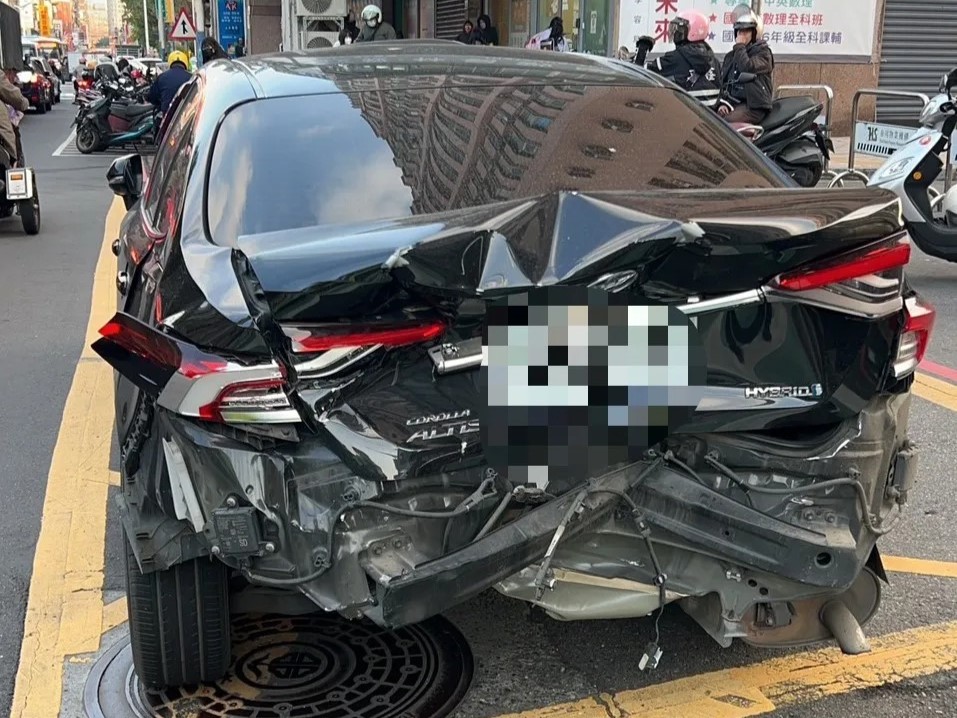 蔣男駕駛的「神A」遭撞後，後保桿當場掉落地面，行李向嚴重毀損變形，車輛前衝近50公尺才停下。