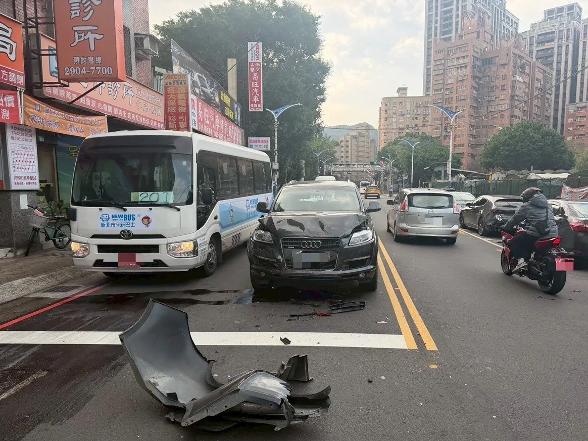 53歲陳姓女子駕駛新車要價329萬元起的奧迪Q7休旅車，行經龍安路、裕民街口時，疑似分神未注意前方路口號誌已轉為紅燈，竟毫無減速地撞上正在停等紅燈的Toyota Corolla Altis。