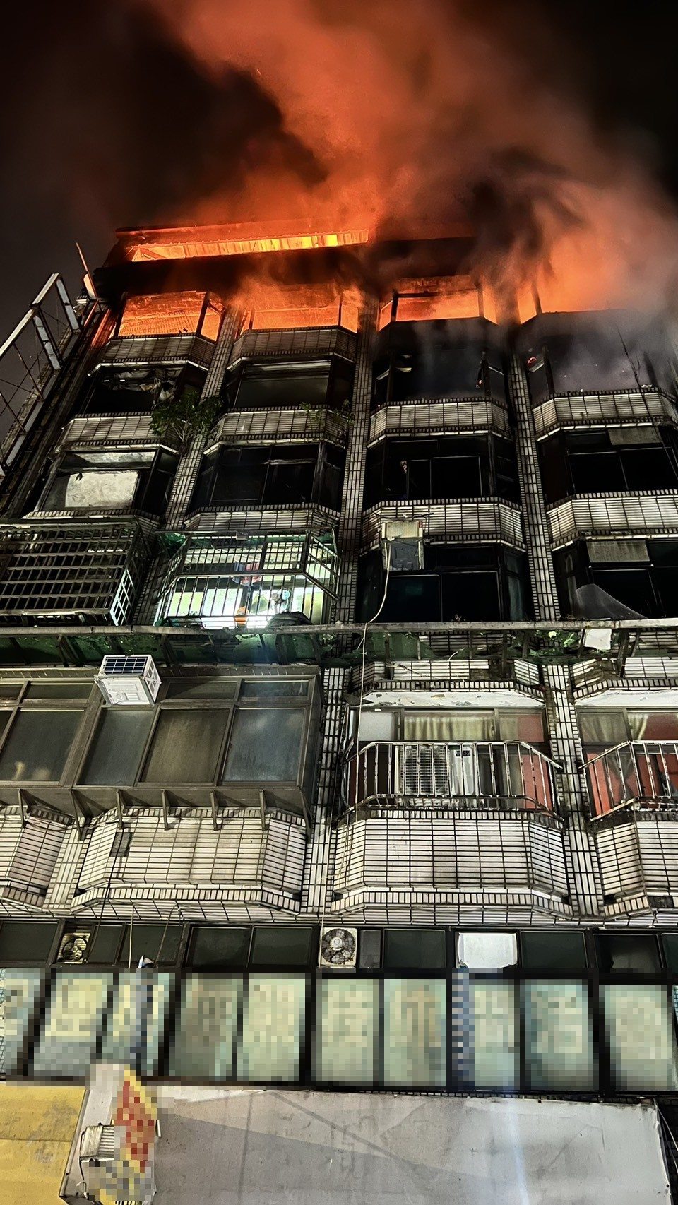 桃園市桃園區和平路一帶，今（18）日深夜0時許驚傳嚴重火警！