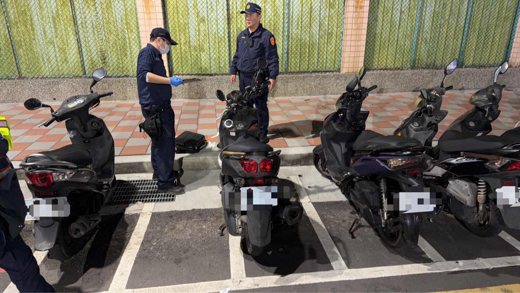 專案小組於三重區三和路四段、自強路口發現廖嫌棄置的機車。