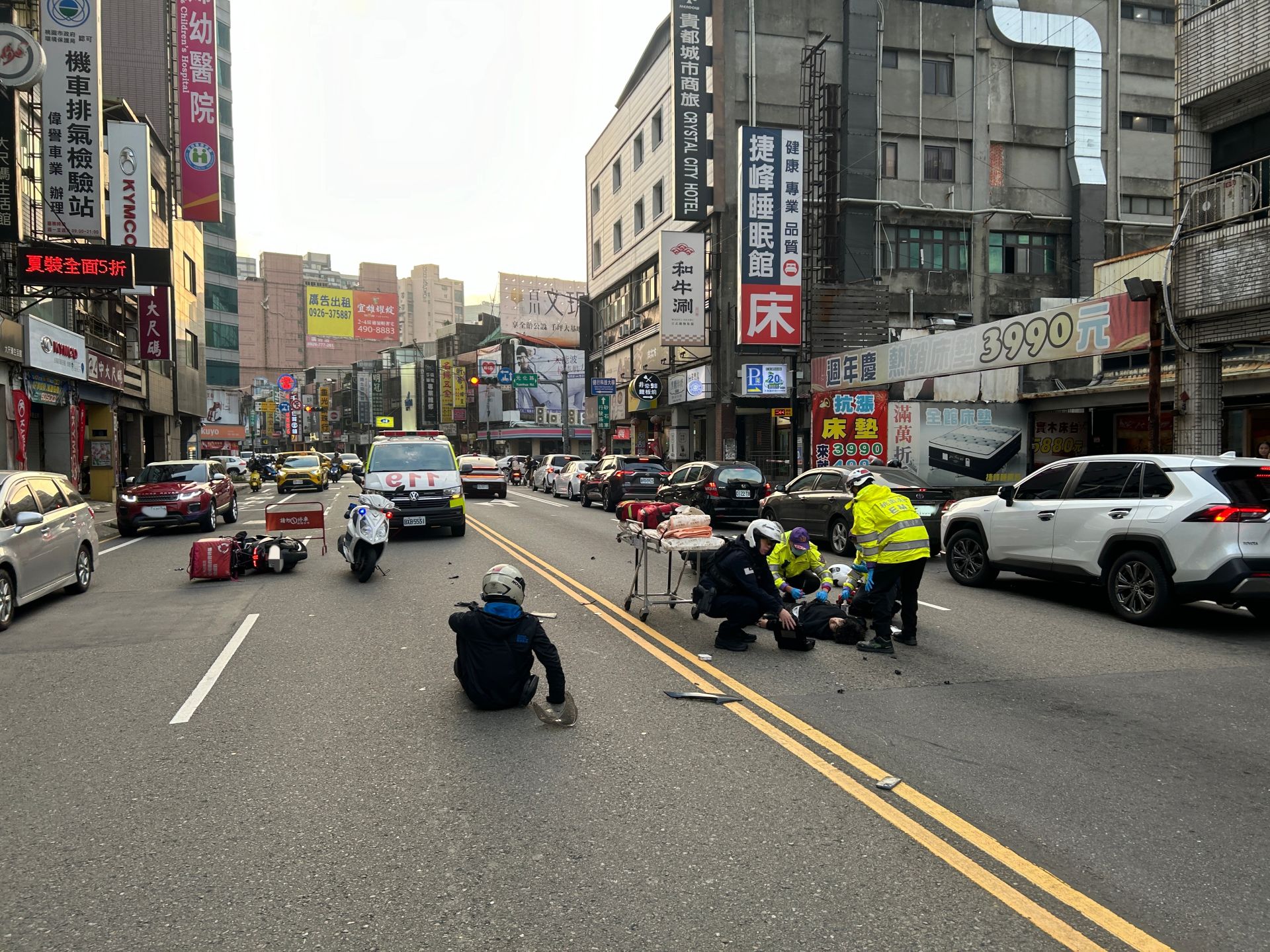 林姓熊貓外送員「鬼切」與直行路過的童男發生劇烈碰撞，巨大的衝擊力讓童男當場騰空翻飛後重摔地面。