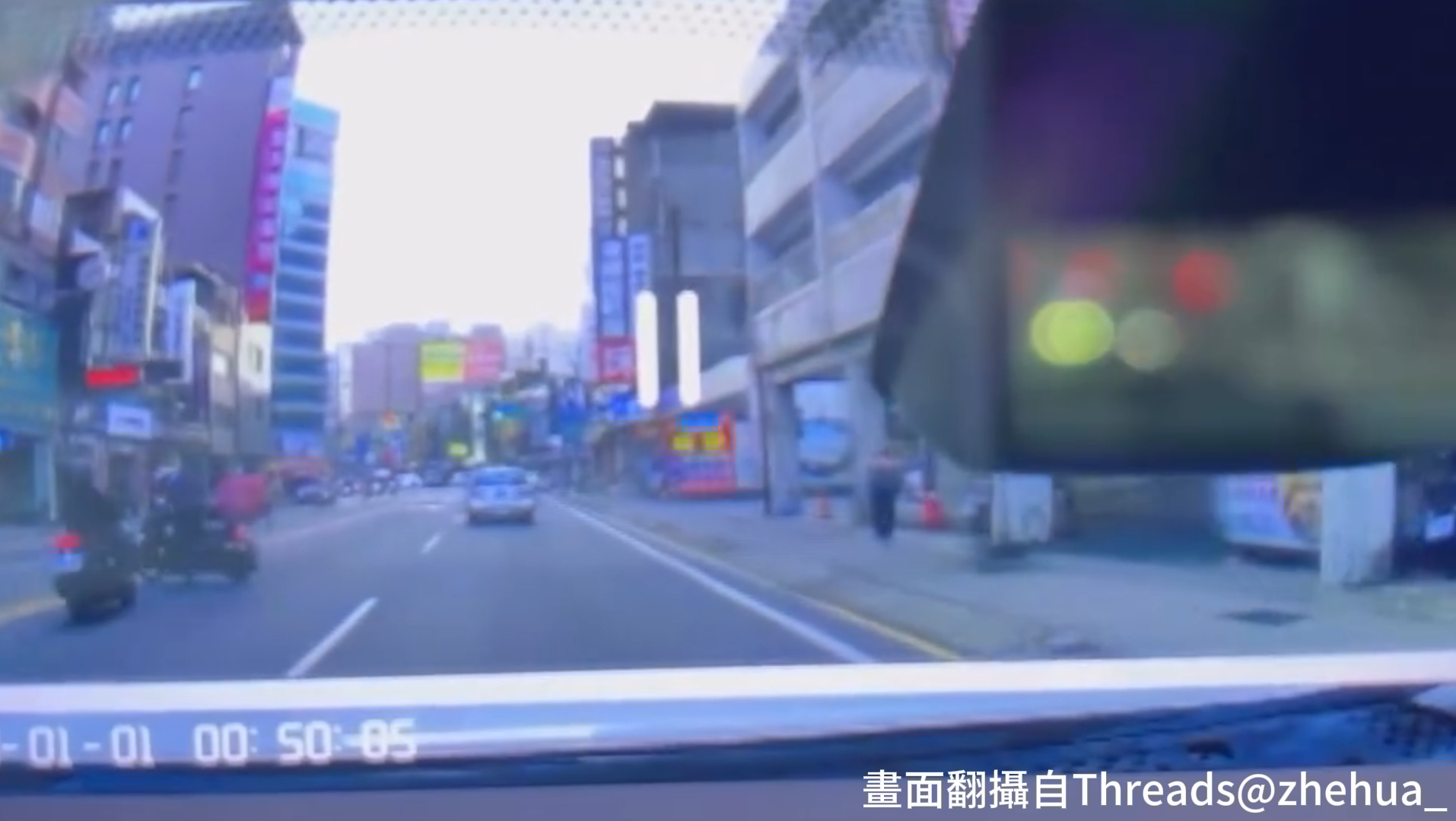 0歲林姓外送員騎乘機車自路邊起步後，竟直接「剖西瓜」橫越車道並跨越雙黃線準備迴轉