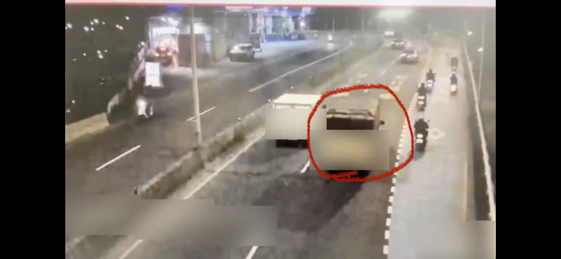 男子犯案過程不到1分鐘，隨即轉身衝出店外，穿越馬路跳上1輛停放在對向車道、未熄火的白色貨車，2人1車迅速駛離現場。