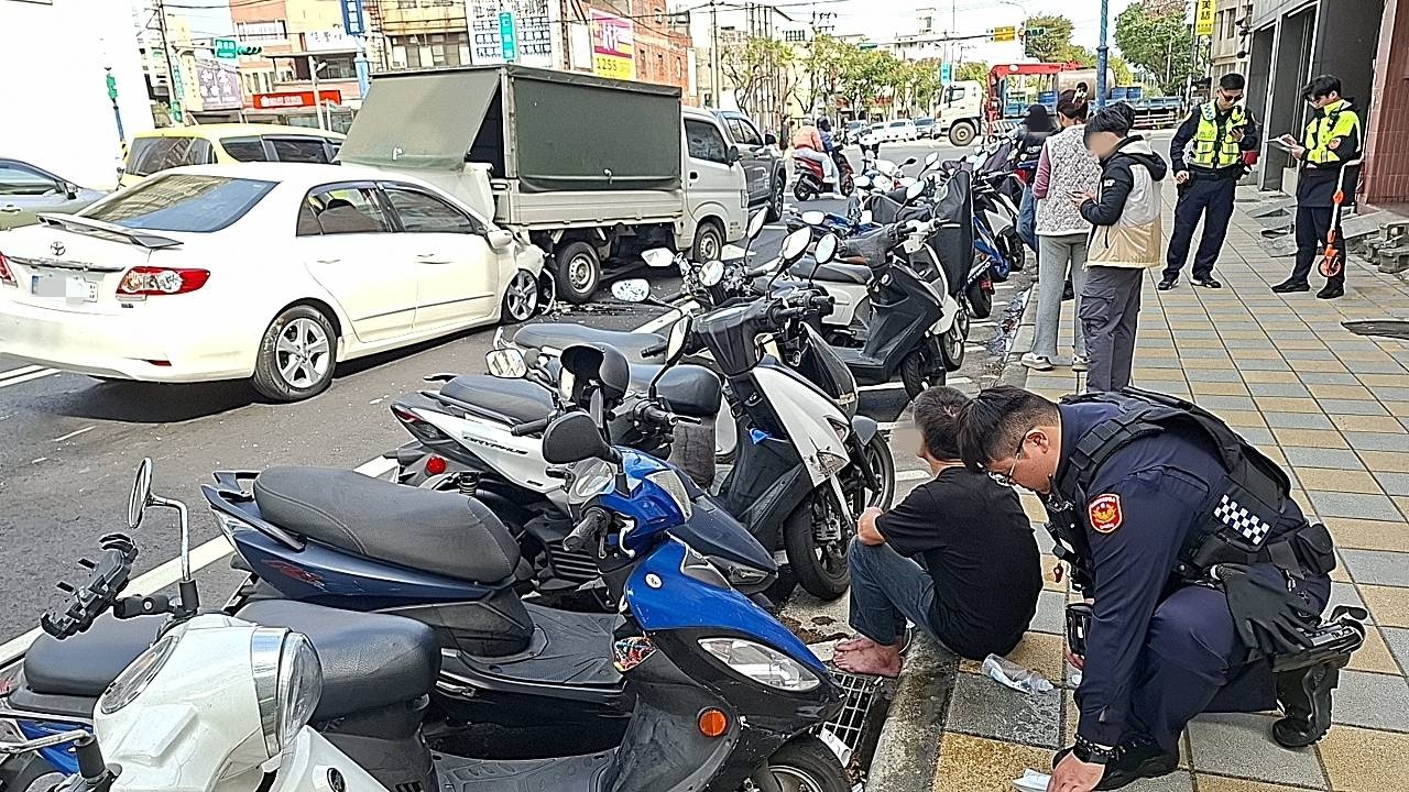 桃園市中壢區龍慈路上，前（18）日中午12時許發生1起連環追撞事故。