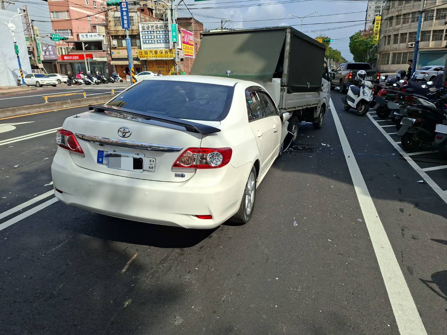 翁男當時駕車直行，疑似因毒品效力發作導致操控不慎，猛烈撞擊前方2部正在行駛的自小貨車，現場車損明顯。