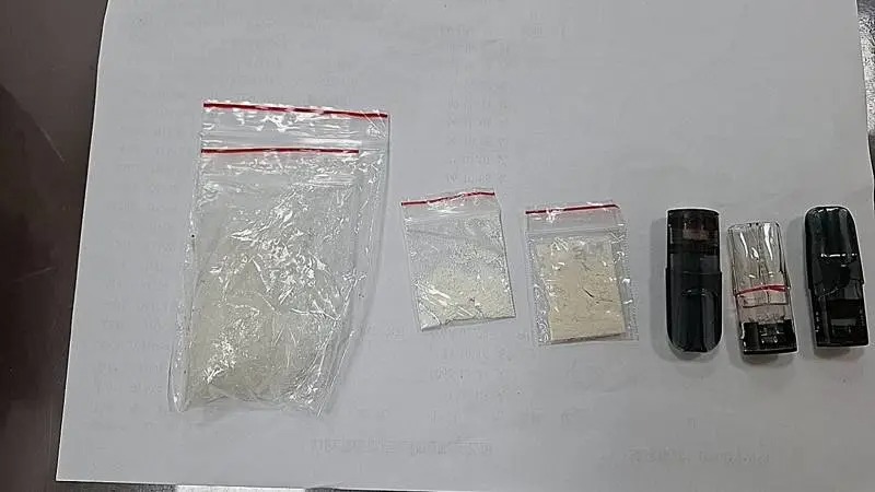 警方在翁男車內查獲3顆已使用過的「喪屍菸彈」、2包第一級毒品海洛因及1包第二級毒品安非他命。