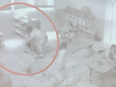 1名完全不具教保資格、卻違法帶班任職逾20年的曾姓員工，被監視器拍下在短短4天內，對幼幼班5名幼生拍打、拉扯及踢踹超過50次。