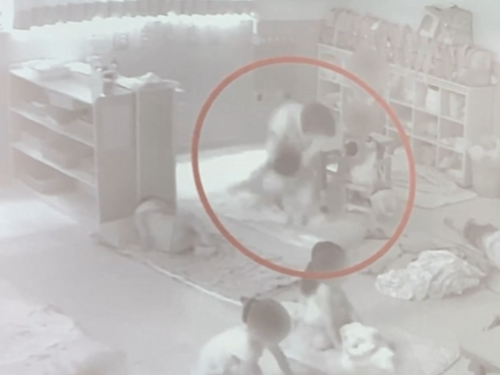 1名完全不具教保資格、卻違法帶班任職逾20年的曾姓員工，被監視器拍下在短短4天內，對幼幼班5名幼生拍打、拉扯及踢踹超過50次。