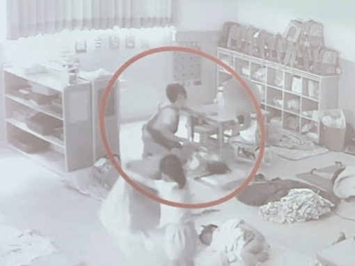 1名完全不具教保資格、卻違法帶班任職逾20年的曾姓員工，被監視器拍下在短短4天內，對幼幼班5名幼生拍打、拉扯及踢踹超過50次。