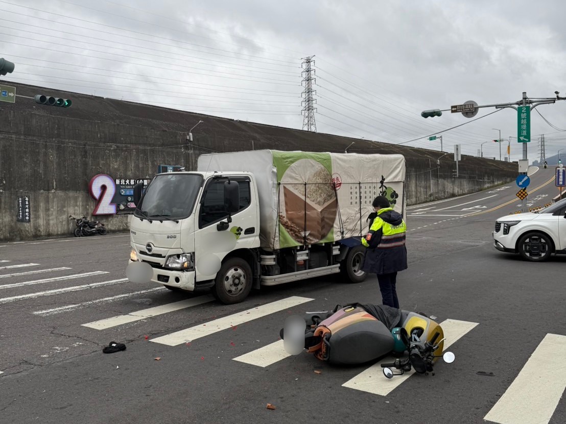 新北市蘆洲區環堤大道、中正路口,今(22)日上午9時許發生1起汽機車擦撞事故。