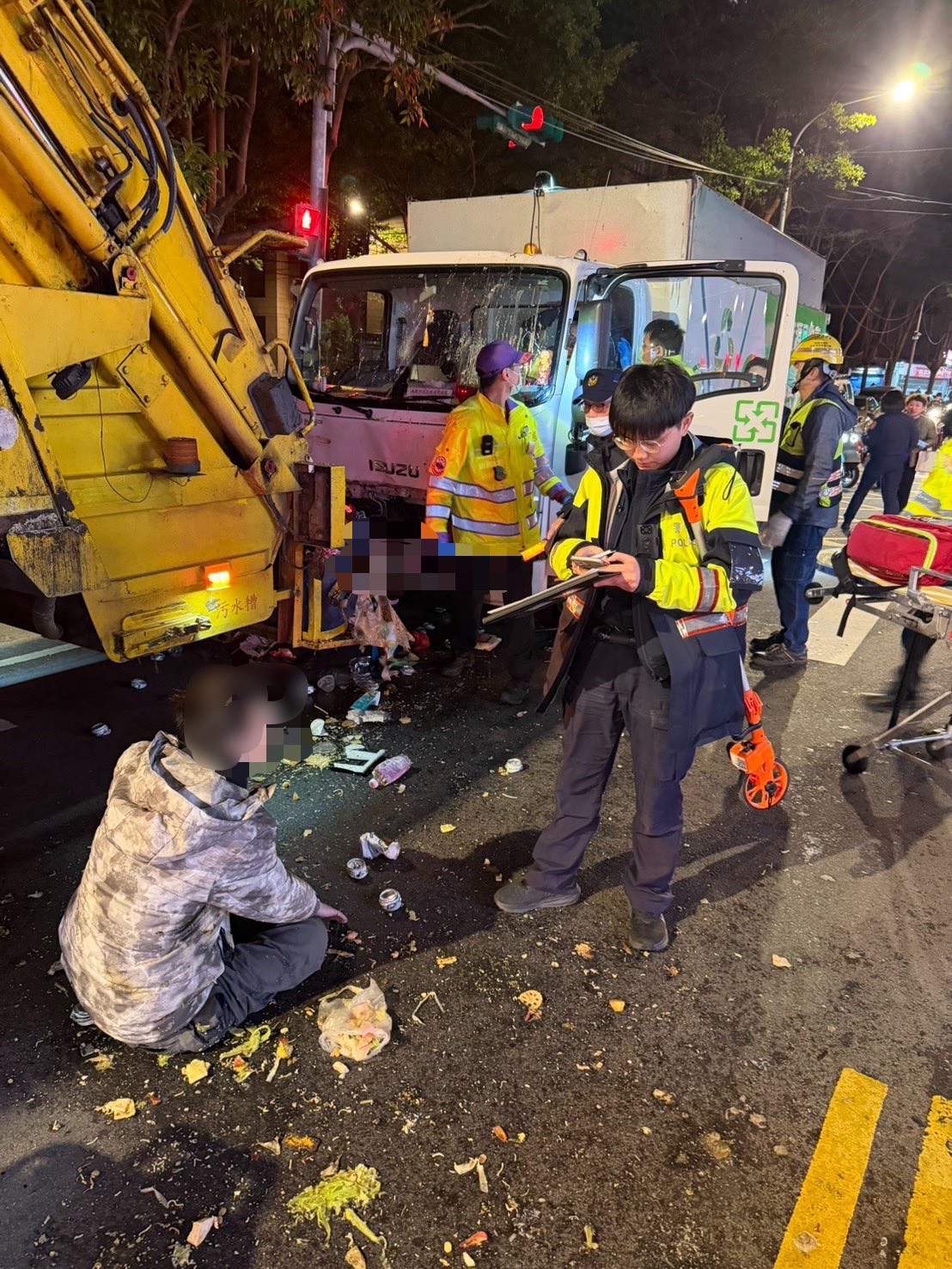 現場初步調查，包括疑似發病昏迷的資收車駕駛及受傷民眾在內，共計有7人緊急送醫。其中1名婦人傷勢最為嚴重，現場已無呼吸心跳。