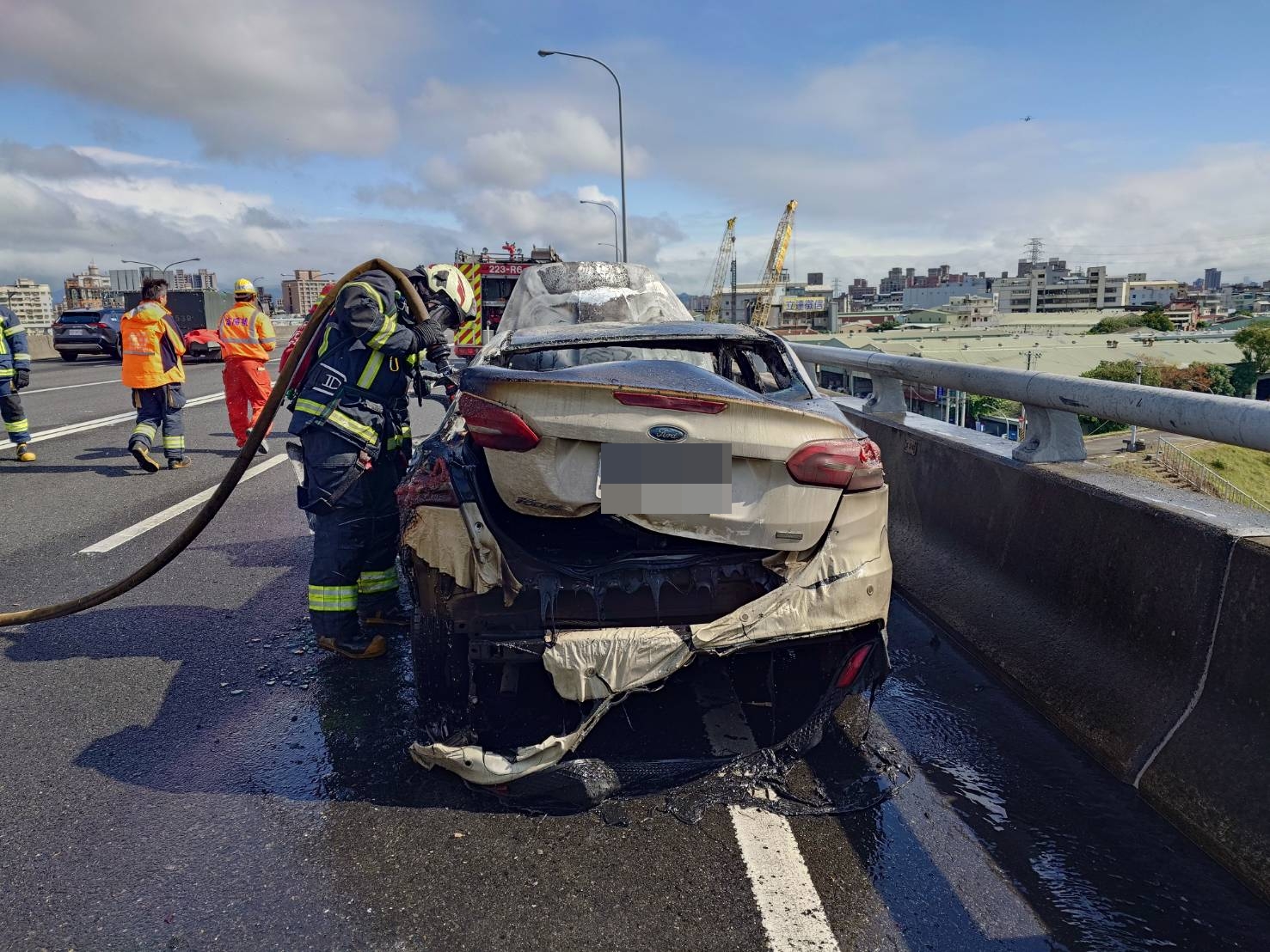 33歲黃姓男子駕駛小客車行經該路段時，發現引擎冒煙，緊急靠邊停車，才剛跳下車，車輛隨即陷入火海燒成火球，整輛車燒成廢鐵