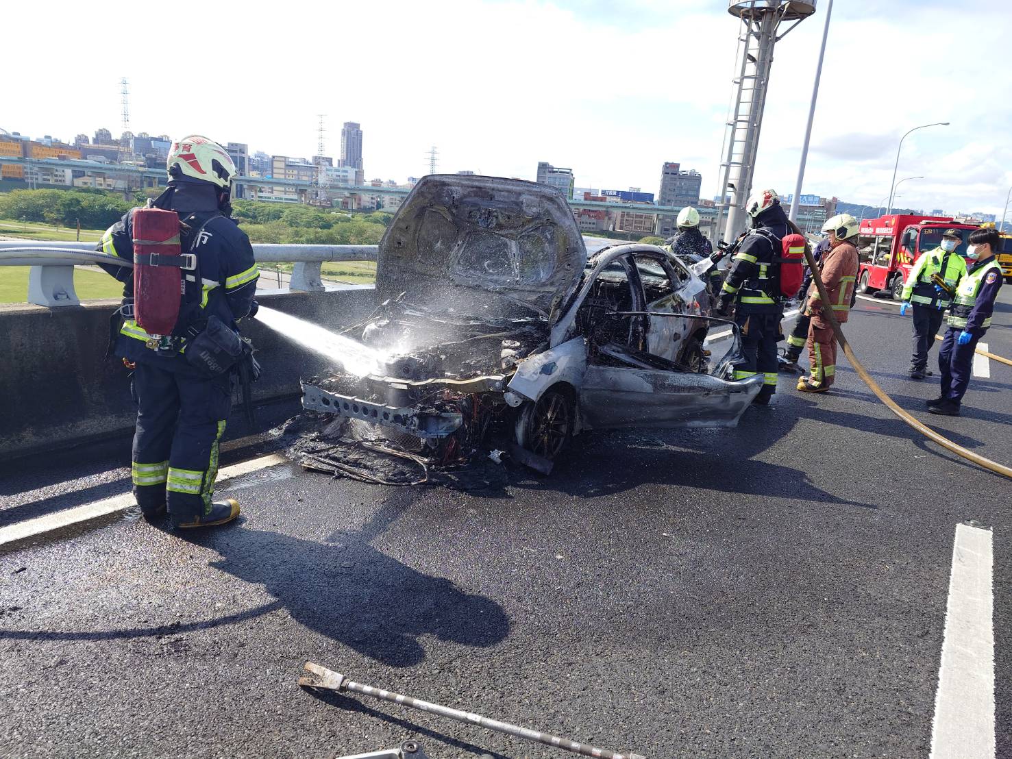 國道1號五楊高架道北向30.7公里三重路段，今（23）日上午10時許發生火燒車事故。