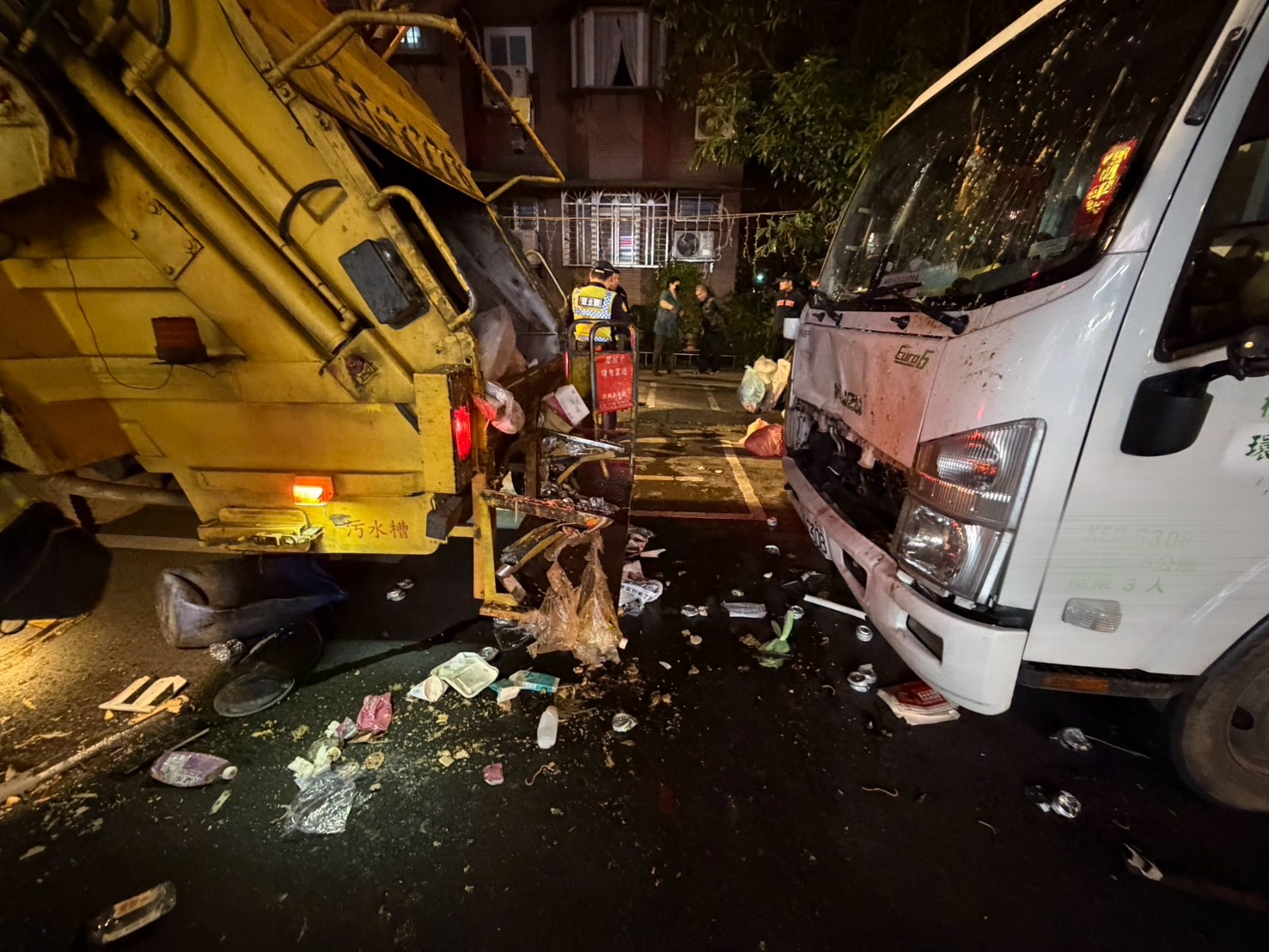 資源回收車司機吳男突發身體狀況,車輛在未減速的情況下直衝前方,將正在倒垃圾的民眾撞倒並夾在兩車之間。