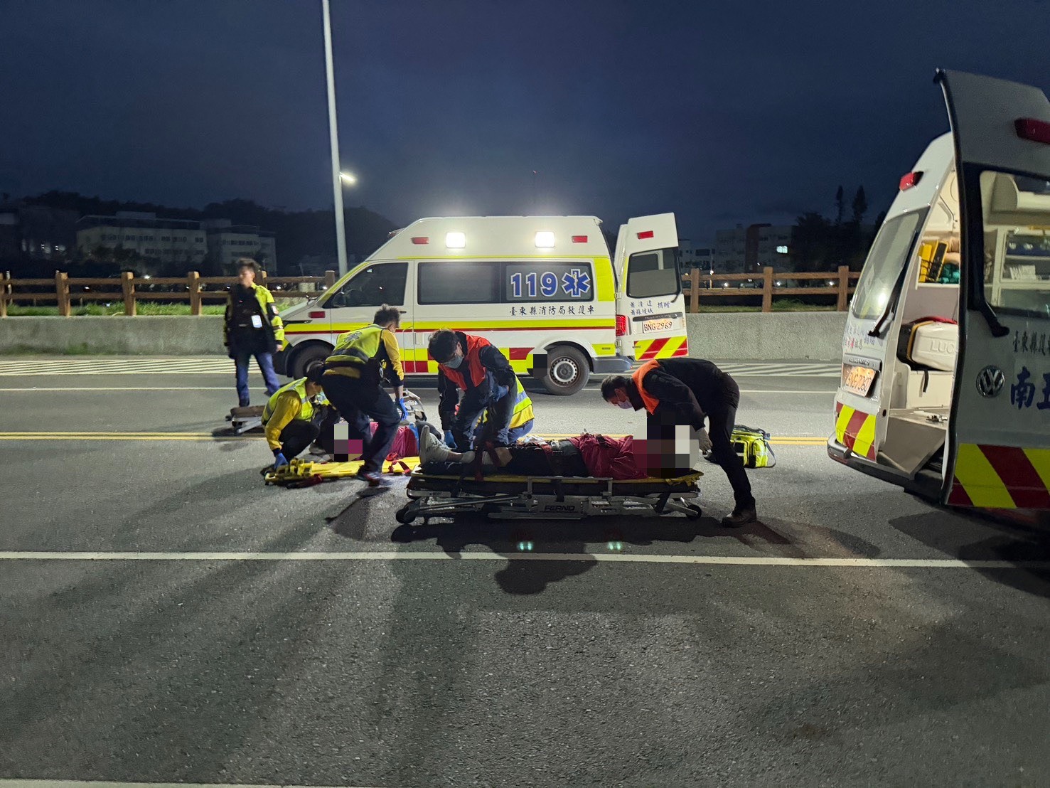 遭撞的2名老婦其中1人送醫時已無生命跡象，所幸經台東馬偕醫院全力搶救後暫時恢復意識，目前仍在加護病房觀察中。