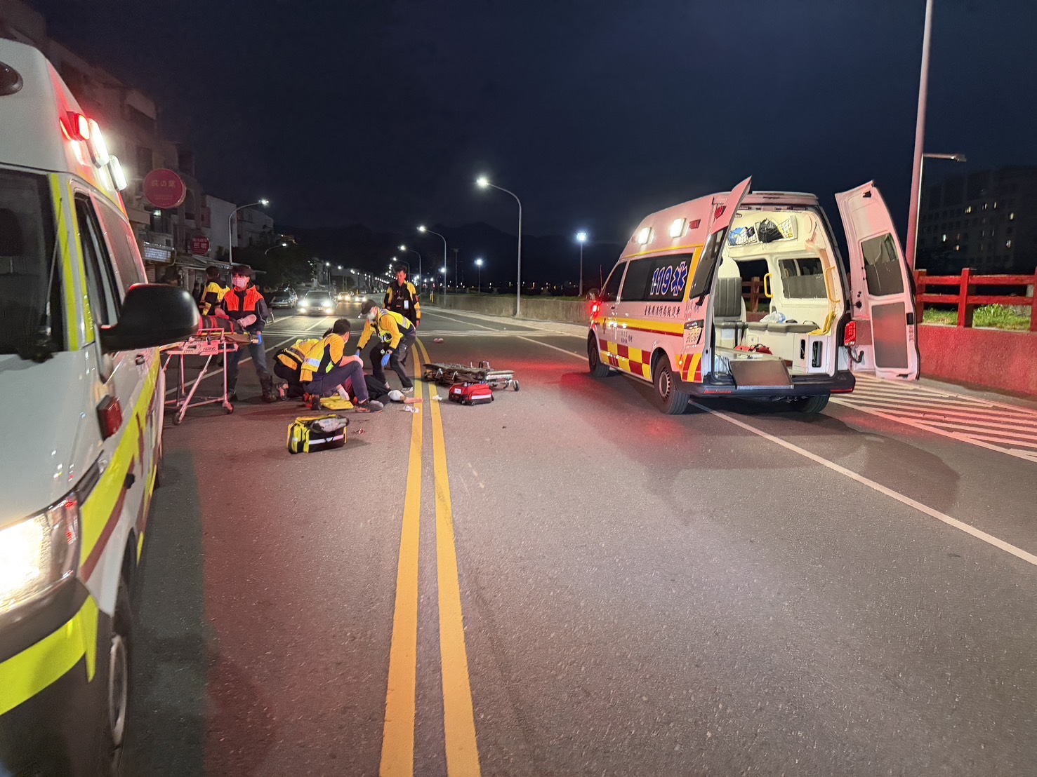 2名老婦相約前往太平溪河堤步道散步，在穿越仁義北路時，慘遭陳姓少年騎乘的白色機車正面撞擊。