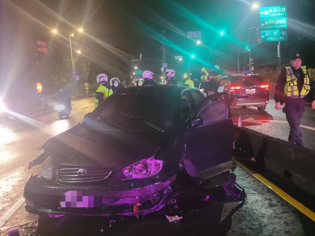 黃男一路狂飆至文山區木柵路一段時，終因車速過快失控撞上中央分隔島，車頭毀損動彈不得，趕抵現場的警力隨即將其拖出車外制服。