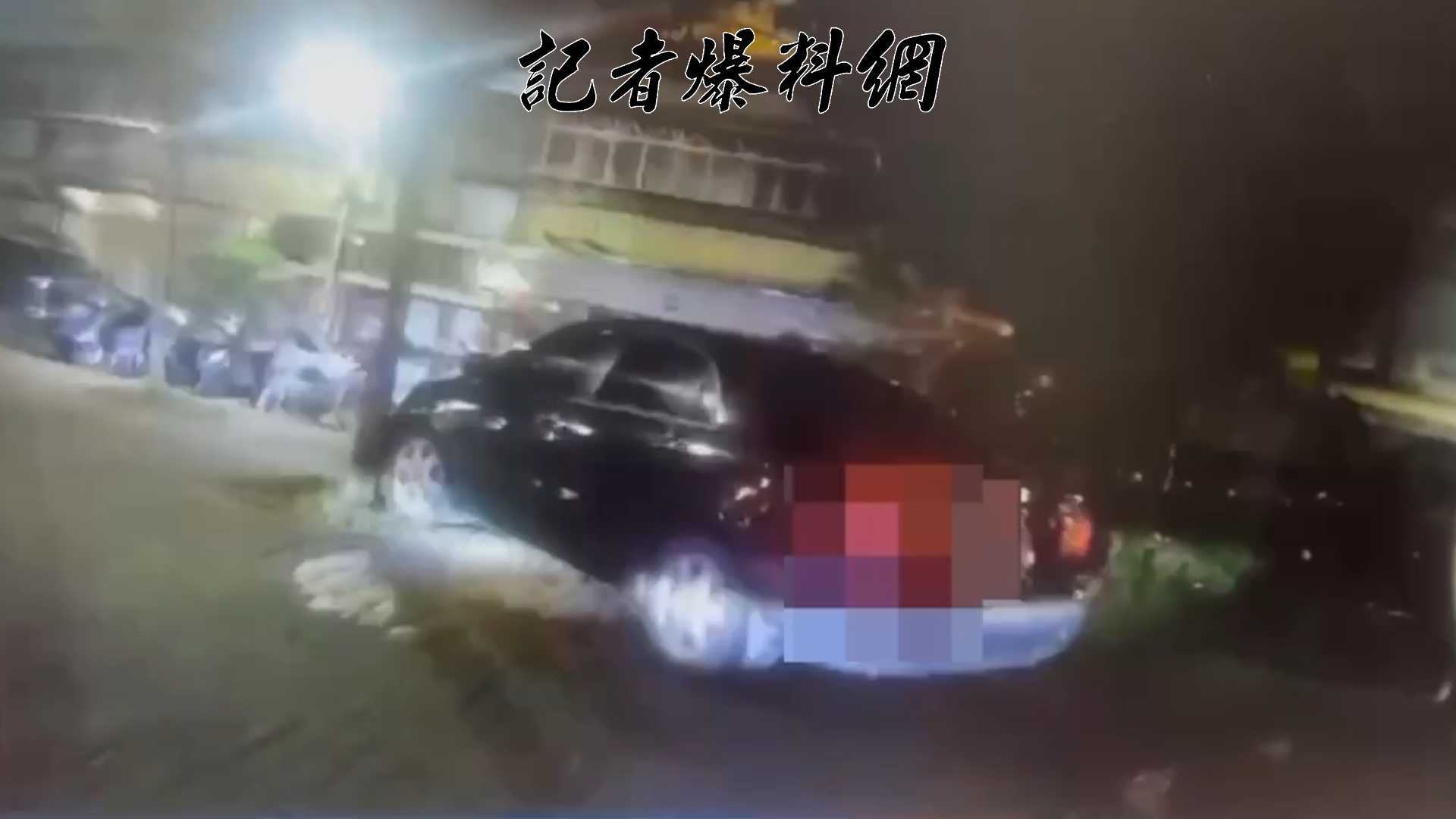 黃男起初假意停車配合，卻在盤查過程中突然加足油門意圖衝撞員警並逃逸。