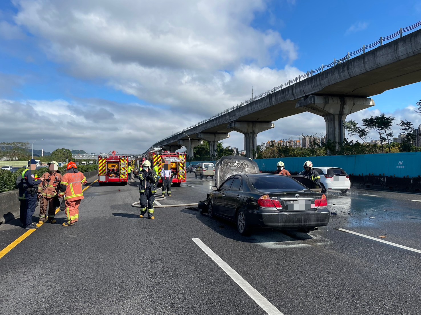 29歲徐姓男子駕駛自小客車行經該路段時,發現引擎室突然冒出大量濃煙並竄出火苗,嚇得徐男趕緊將車停在車道上,與乘客迅速下車逃生。