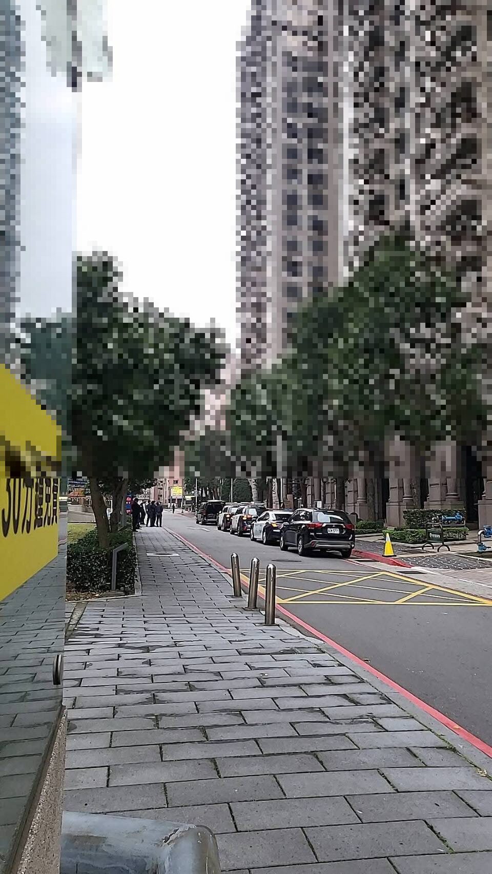 墜樓地點位於房價近8千萬的知名豪宅社區前。