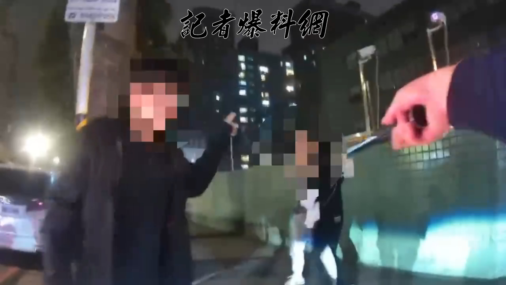 區警方獲報迅速趕抵，當場喝令陳男放下刀械。