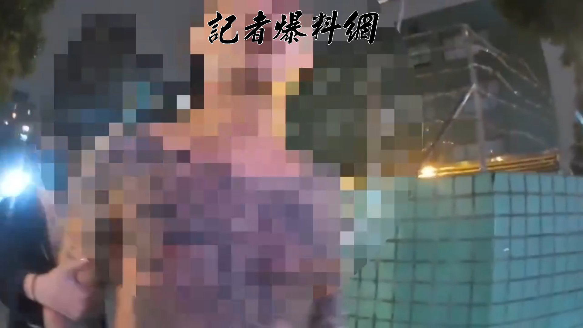 儘管警方已到場，陳男依舊神情激動、不斷咆哮。