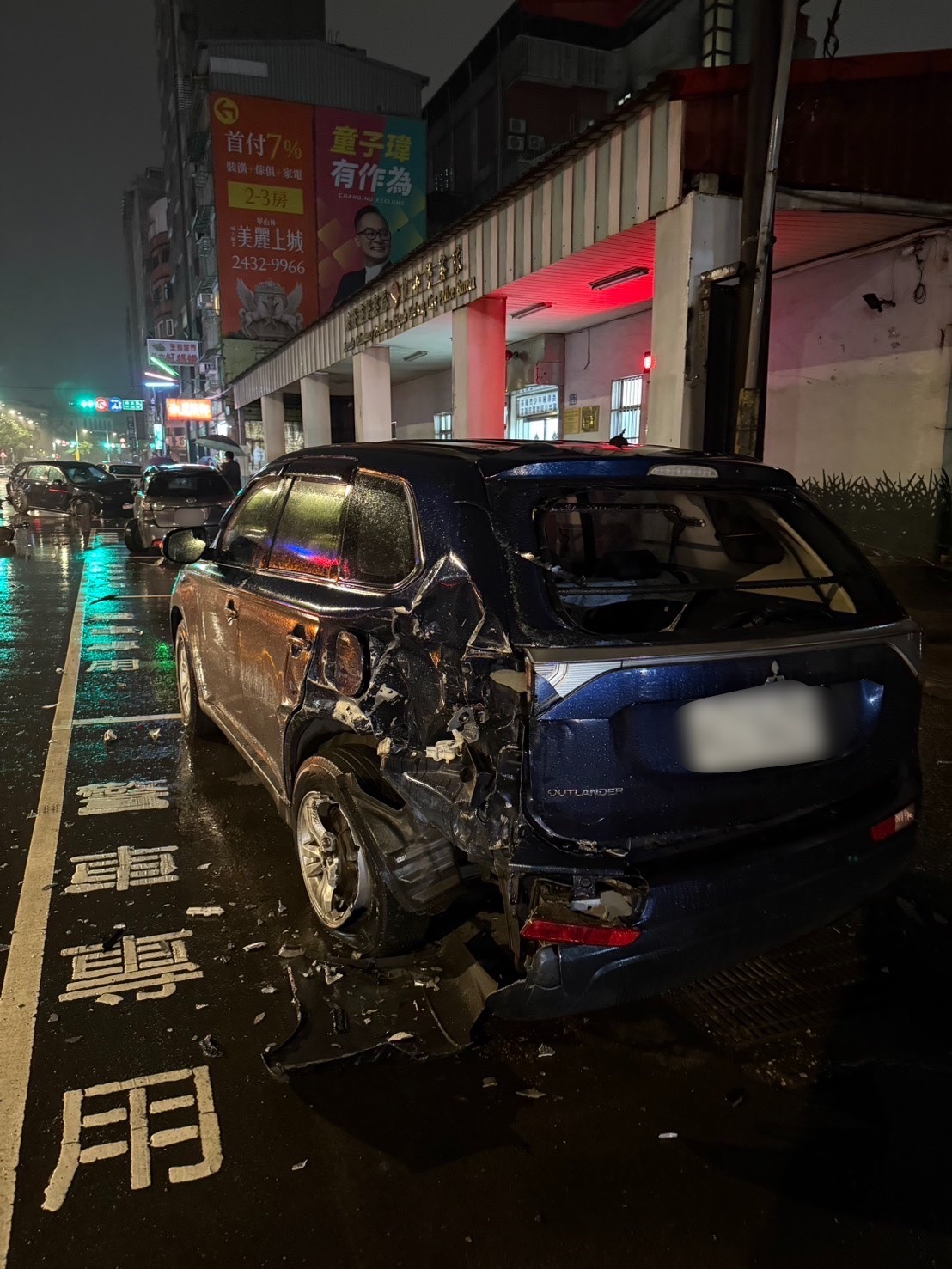 43歲黃姓男子駕車行經少年隊前路段時,疑似因車速過快加上天雨路滑,整輛車失控由內側車道橫切滑向最外側,直接衝撞路邊停放的3輛警方偵防車