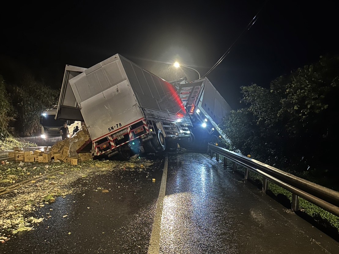 新北市貢寮區台2線濱海公路,昨(27)日深夜22時許發生2輛大型曳引車碰撞事故。