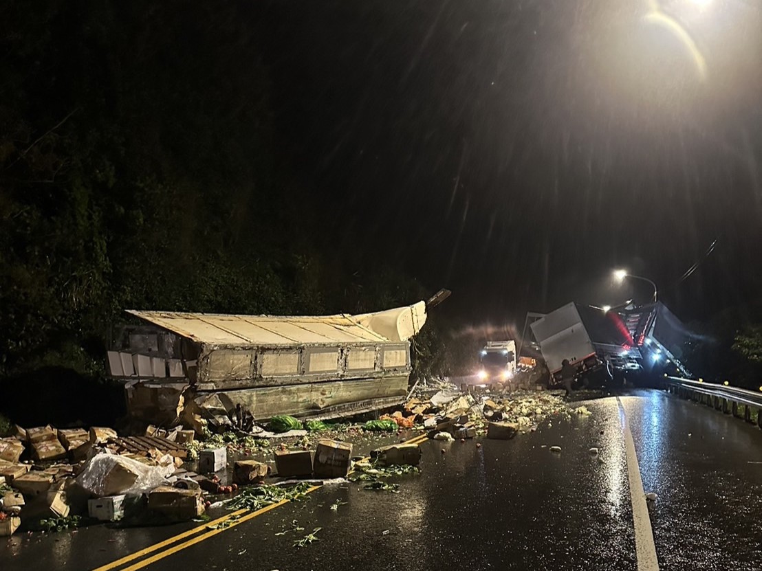 新北市貢寮區台2線濱海公路,昨(27)日深夜22時許發生2輛大型曳引車碰撞事故。