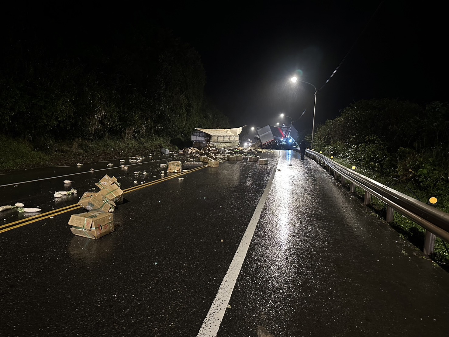 新北市貢寮區台2線濱海公路,昨(27)日深夜22時許發生2輛大型曳引車碰撞事故。